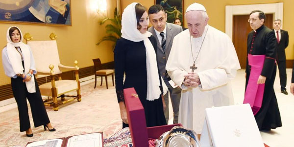 Mehriban Əliyeva papa Fransisklə görüşüb (FOTOLAR)