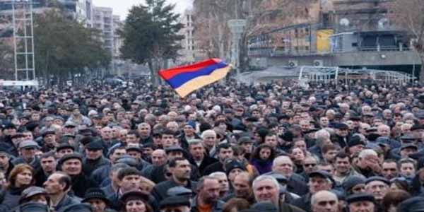 Ermənistan parlamenti qarşısında aksiya başlayıb