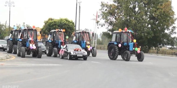Gəlin maşını şadlıq sarayına traktorların müşayəti ilə gətirildi (FOTOLAR)