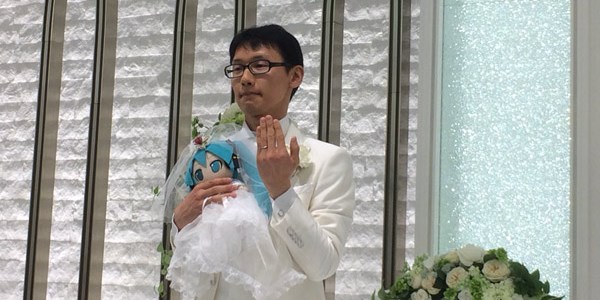 35 yaşlı kişi 16 yaşlı virtual müğənni ilə evləndi (FOTOLAR)