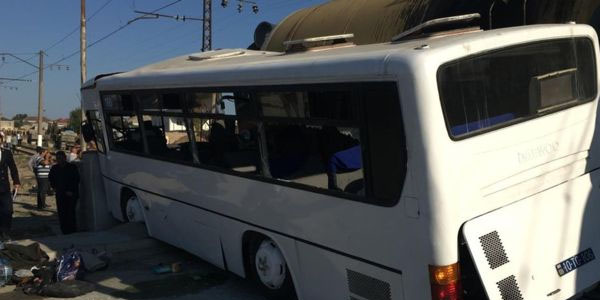 160 saylı avtobus qatarla toqquşmaqdan son anda qurtuldu (VİDEO)