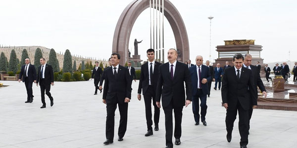 İlham Əliyev Aşqabadda memorial kompleksi və Olimpiya Kompleksini ziyarət edib (FOTOLAR) 