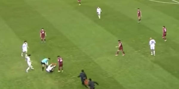 Futbolda dəhşət anları: futbolçunun boynu qırıldı (VİDEO)
