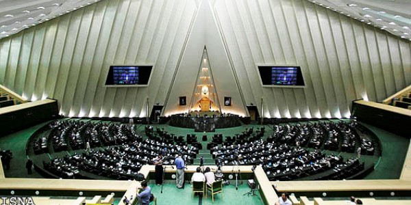 İranda 18 millət vəkili istefa verdi
