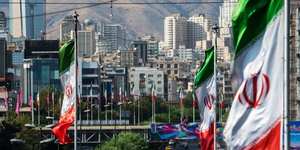 İran deputatlarının yarısı rejimi yıxmağa çalışır
