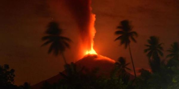 İndoneziyada vulkan püskürdü
