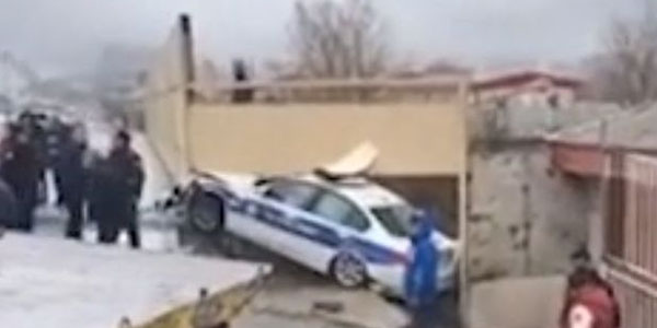 Bakıda yol polisi avtomobili qəzaya uğradı (VİDEO)