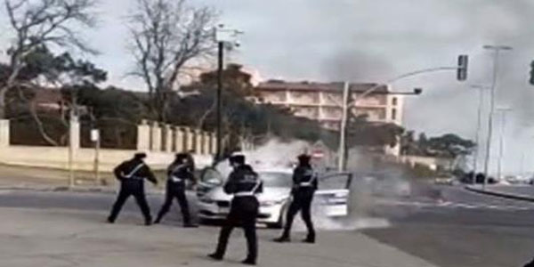 Bakıda yol polisinin maşını yandı (VİDEO)