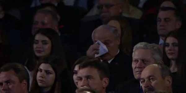 Lukaşenko göz yaşlarını saxlaya bilmədi (VİDEO)