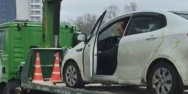 Sürücü avtomobilini evakuatordan belə qaçırdı (VİDEO)