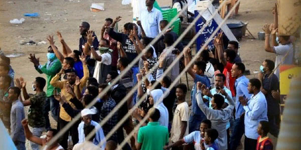Sudan qarışdı: polis cənazə mərasiminə qatılanlara atəş açdı