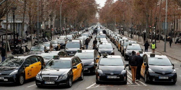 Barselonada taksi sürücüləri aksiya keçirdi: yollar bağlandı (VİDEO)