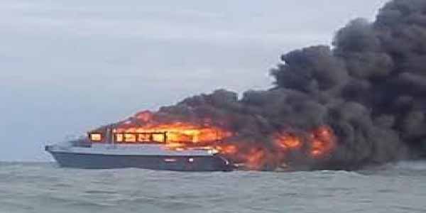 Kerç boğazında iki gəmi yandı: 10 dənizçi öldü
