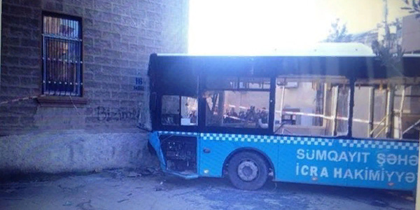 Sumqayıtdakı dəhşətli avtobus qəzasının görüntüləri yayıldı (VİDEO)