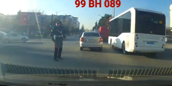 Bakıda sürücü maşını yol polisinin üstünə sürdü (VİDEO)