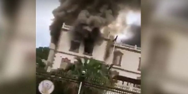 Sudanda prezident sarayı yandı (VİDEO)