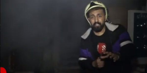 Jurnalist yanan ticarət mərkəzinin içində (VİDEO)