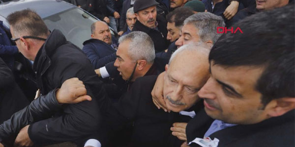 Şəhid cənazəsində Kılıçdaroğluna hücum edildi (FOTO/VİDEO)