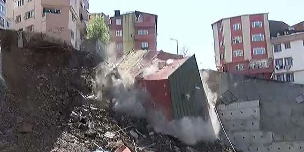 İstanbulda 4 mərtəbəli bina çökdü (VİDEO)