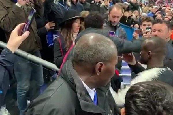 Neymar azarkeşi vurdu (VİDEO)