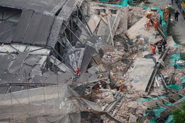 Şanxayda bina çökdü: 20-dən çox insan dağıntılar altında qalıb