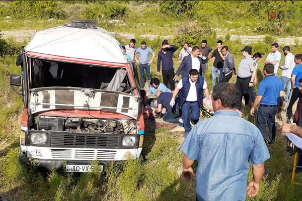 Tələbələrin olduğu mikroavtobus aşdı: 2 ölü, 22 yaralı (FOTO/YENİLƏNİB)