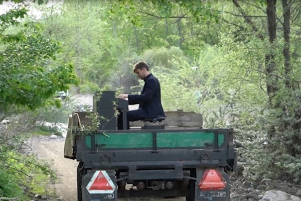 Azərbaycanlı pianoçu traktorun üstündə konsert verdi (FOTOLAR)