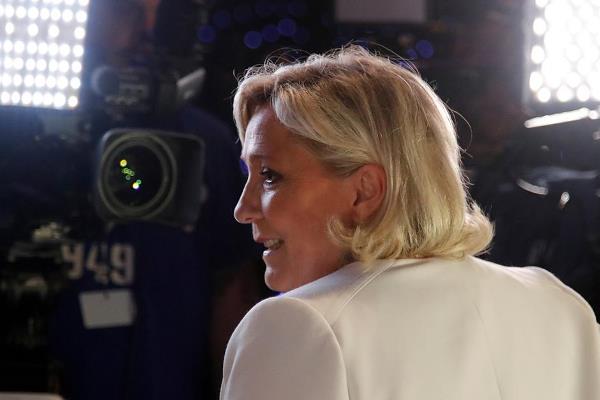 Le Pen Makronu Fransa parlamentini buraxmağa çağırdı