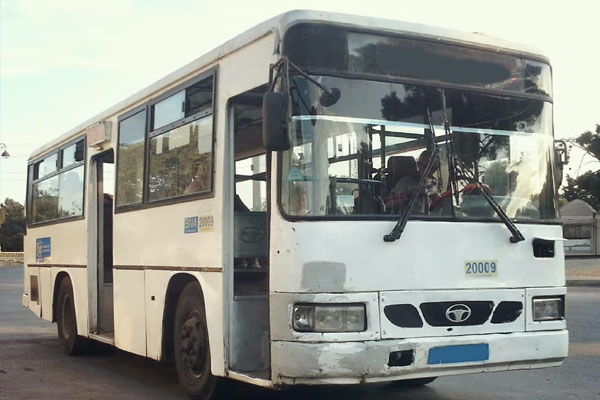 Bakıda sərnişin avtobusu evakuatorla toqquşdu: 4 qadın xəsarət alıb