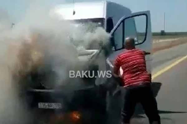Sərnişin dolu mikroavtobus yandı (VİDEO)