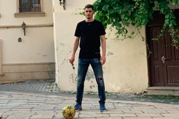 Ramil Şeydayev İçərişəhərdə uşaqlarla futbol oynadı (VİDEO)