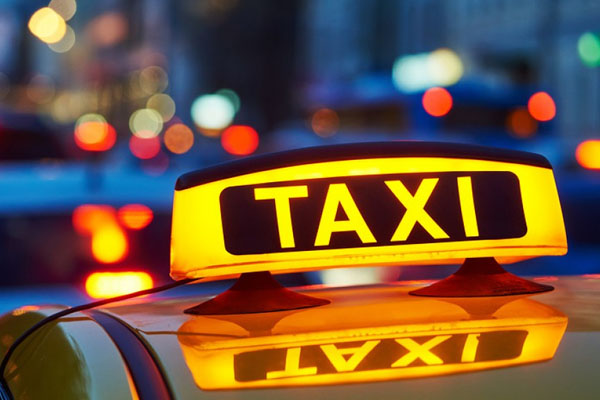 Azərbaycanlı taksi sürücüsü DİN rəsmisini qarət etdi (VİDEO)