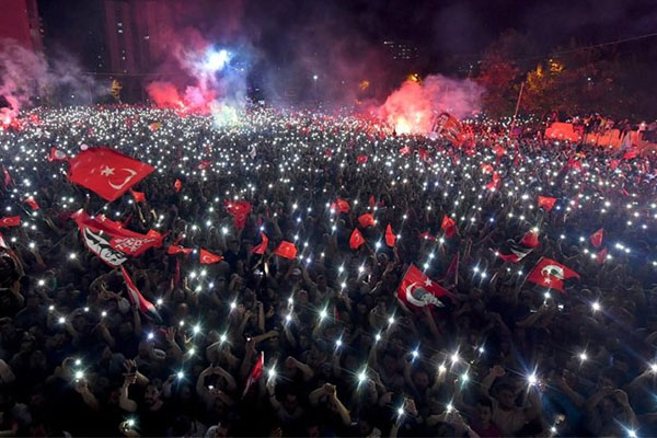 İstanbul İmamoğlunun qələbəsini bayram etdi (FOTO/VİDEO)