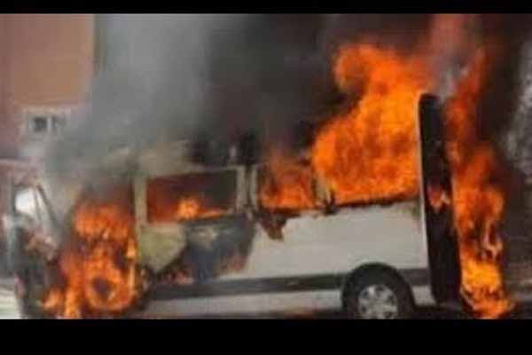 Qaxda avtobus ağaca çırpılaraq yandı: yaralı var