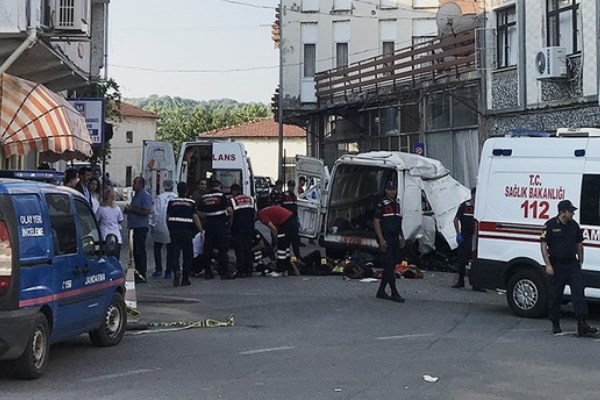 Türkiyədə miqrantları daşıyan avtobus qəza törətdi: azı 11 ölü, 30 yaralı var