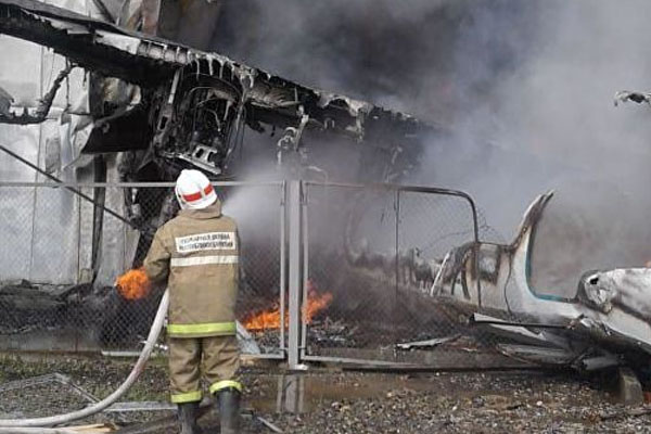 Rusiyada təyyarə qəza enişi etdi: pilotlar öldü, 22 nəfər yaralandı (FOTO/VİDEO)