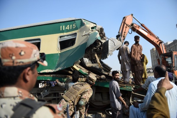 Pakistanda qatar qəzası: 13 ölü, 67 yaralı var