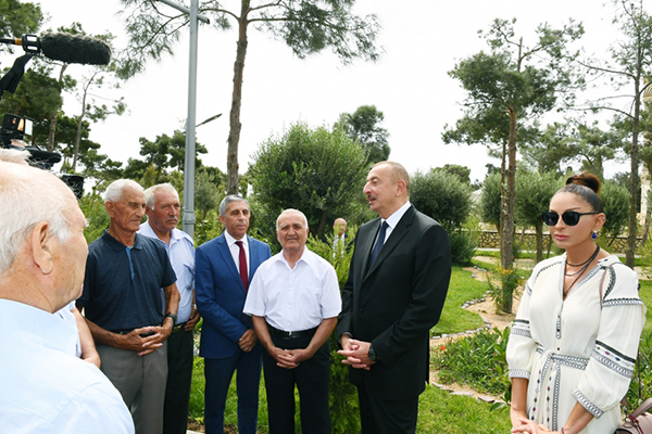 Dövlət başçısı “Mirvari” parkda sakinlərlə görüşüb (FOTOLAR)
