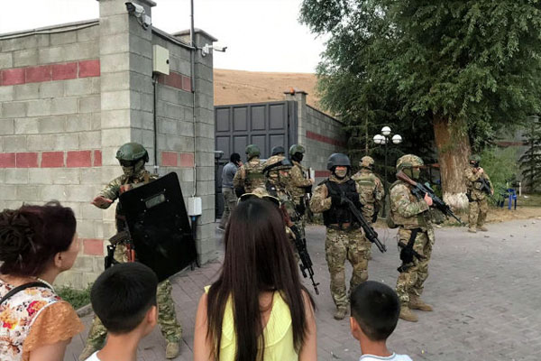 Atambayevin iqamətgahı xüsusi təyinatlılarla döyüşdən sonra (VİDEO)