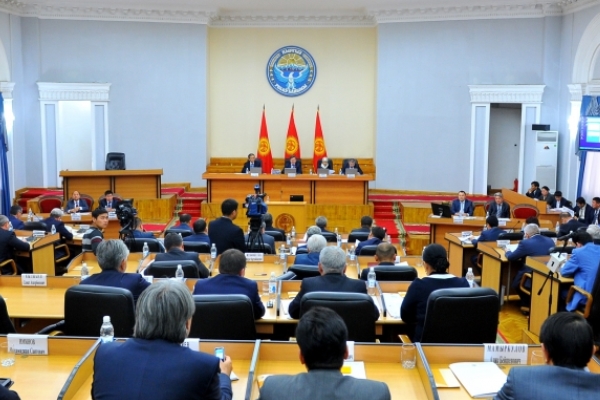 Qırğızıstan parlamentində fövqəladə vəziyyət təklifi