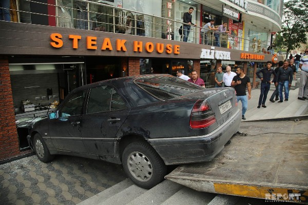 Bakıda avtomobil restorana çırpılıb (FOTO, VİDEO)