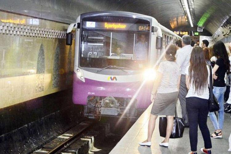 Bakı metrosunda problem: sərnişinlər qatardan çıxarıldı