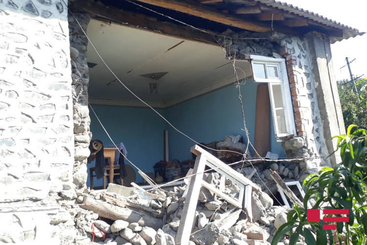 Zaqatalada zəlzələ nəticəsində bir evin divarı uçdu (FOTOLAR)