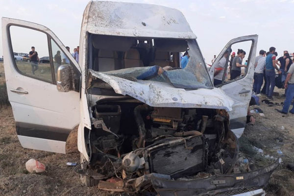 Hərbi hissəyə gedən mikroavtobus qəzaya uradı: 19 nəfər yaralandı (FOTOLAR)