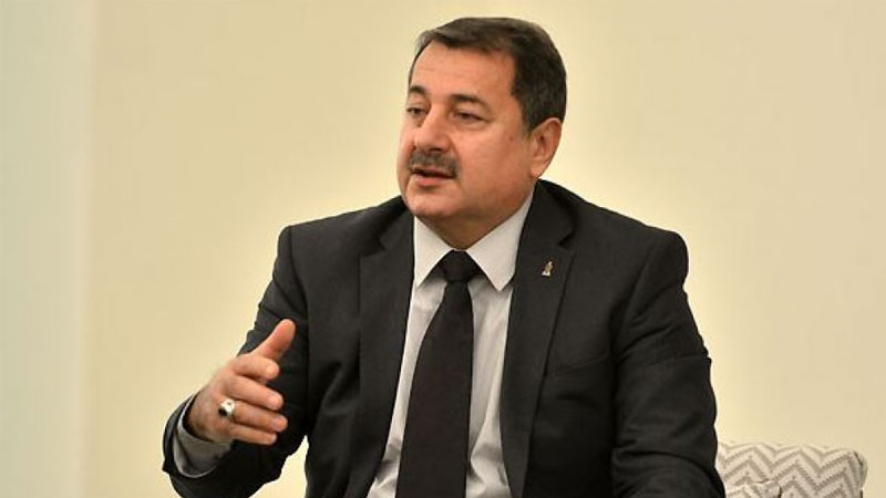 Vaqif Sadıqov: “Klublar Premyer Liqadakı oyunlara görə mükafat ödəyirlərsə, milliyə niyə verilməsin?”
