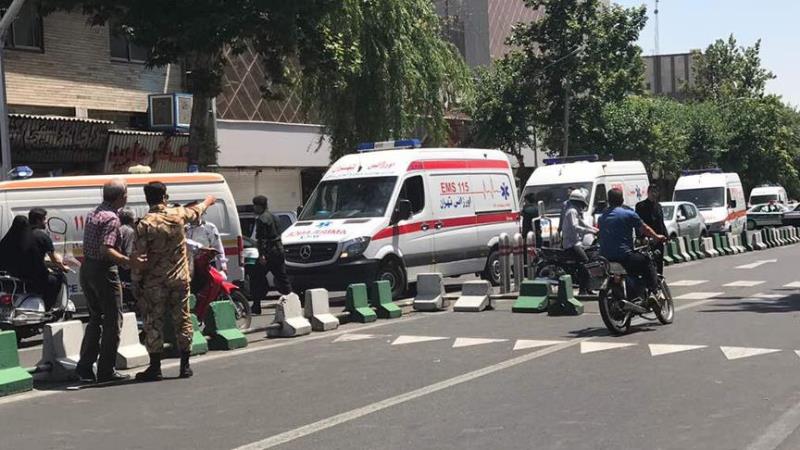 İranda polislər hədəf alındı