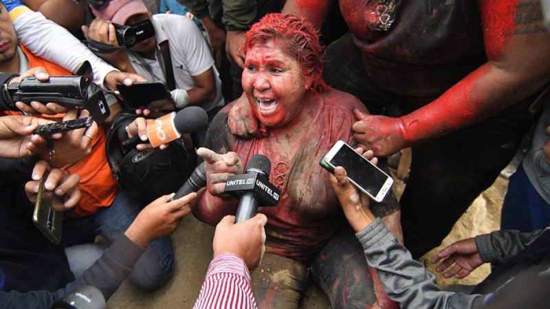Etirazçılar qadın bələdiyyə sədrini döyüb, saçını qırxdı (FOTOLAR)
