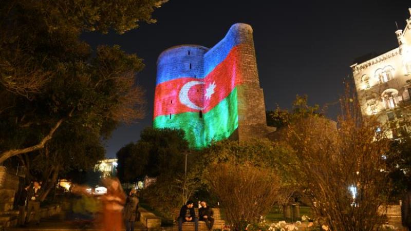 Bakı bütünlüklə Azərbaycan bayrağı ilə bəzəndi (FOTO/VİDEO)