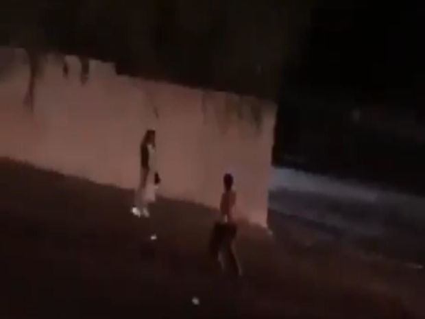 Bakıda vətəndaşlara hücum edən yarıçılpaq kişi tutuldu (VİDEO)