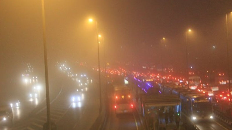 İstanbul qatı dumana büründü, nəqliyyatın hərəkəti dayandı (FOTO)
